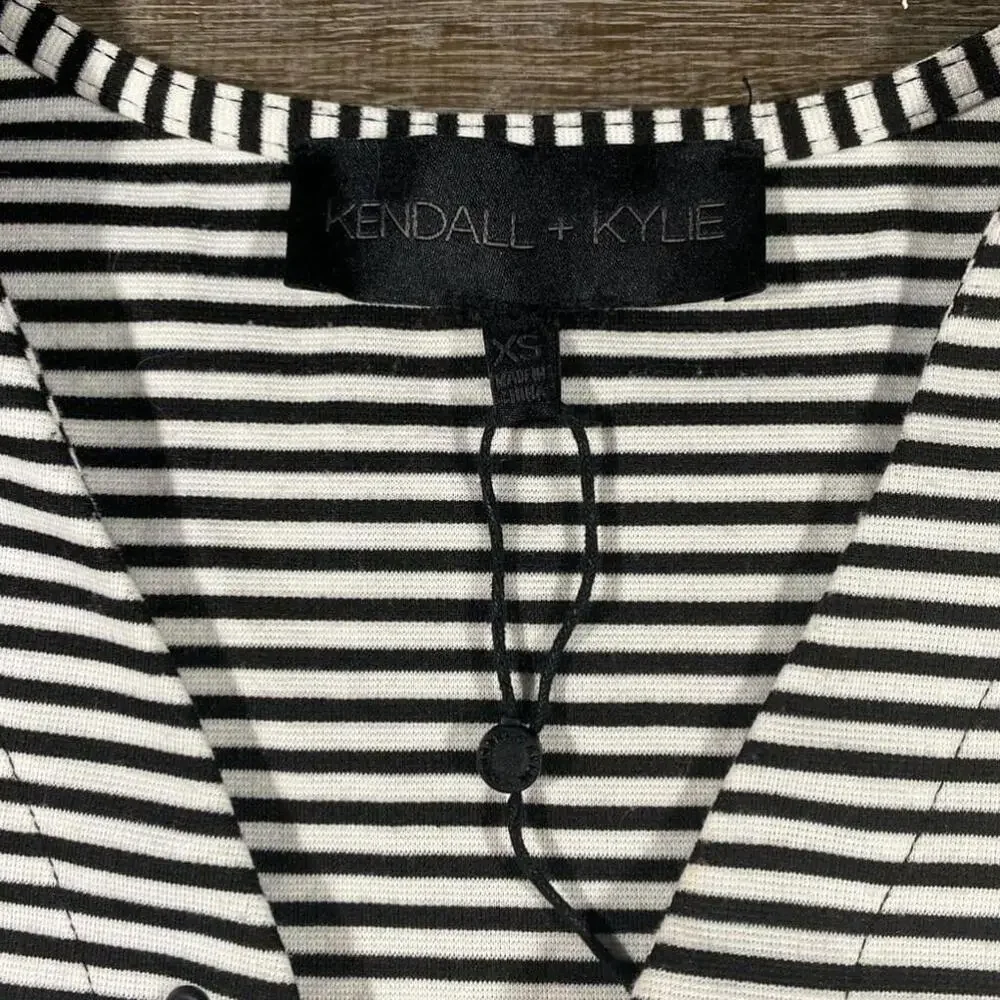 blouses - Picture 2 of 3